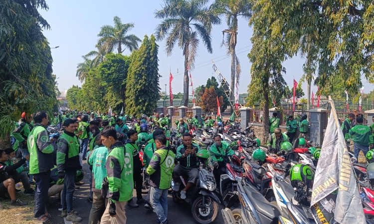 Ribuan Ojol Tumpah ke Jalan! Tuntut Pemerintah Legalkan Layanan dan Naikkan Tarif